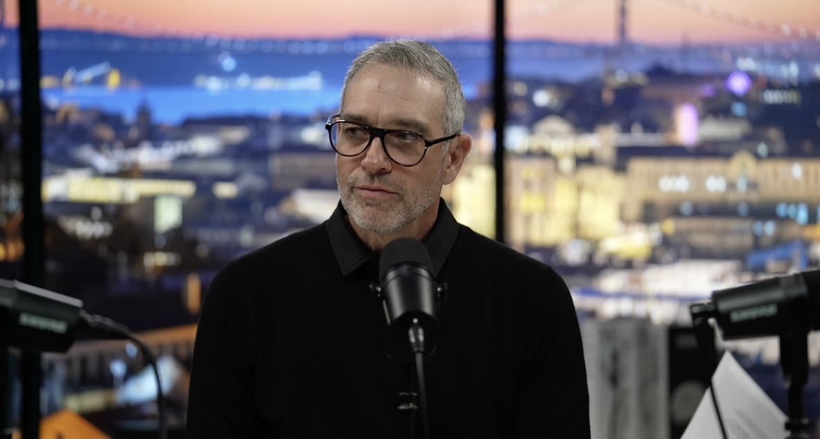 Video podcast recording studio in Lisbon with Infinite Digital Window background - Film Büro near Marquês de Pombal